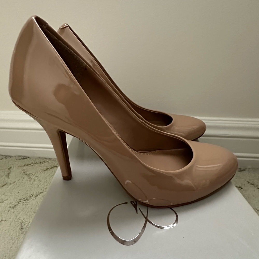 Jessica Simpson nude pumps!